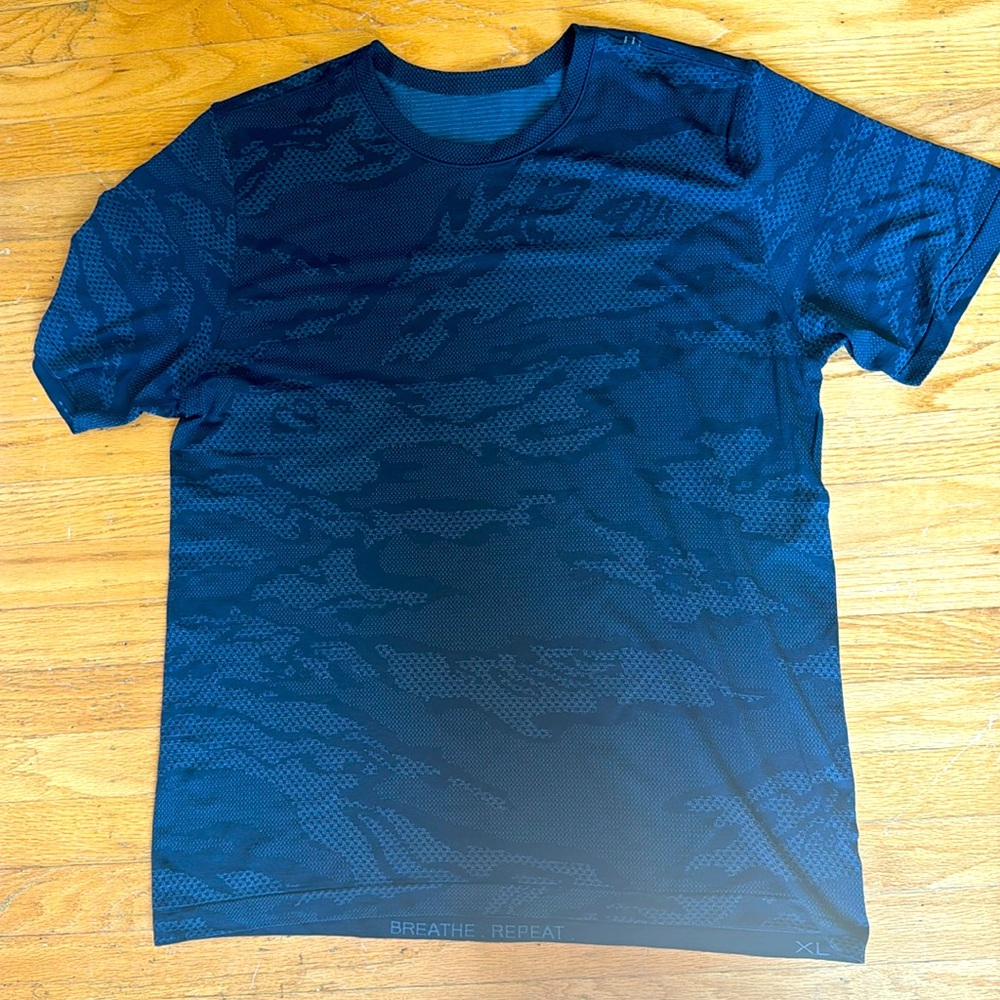 Lululemon Men’s Barry’s Bootcamp Tshirt L